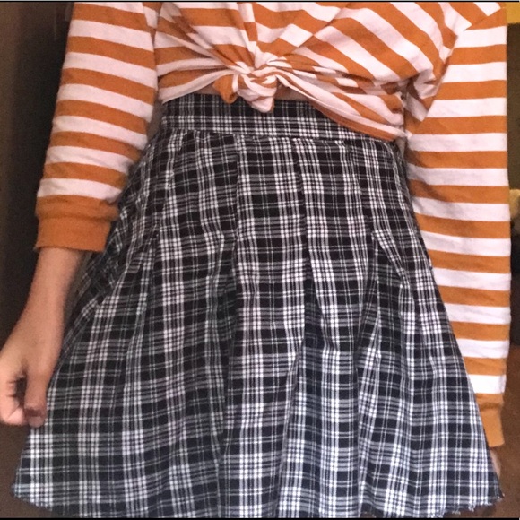 H&M Dresses & Skirts - H&M~Cute Black and White Plaid Mini Skirt 🖤